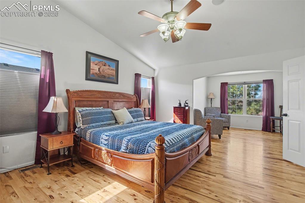 Image 31 of 48: Bedroom