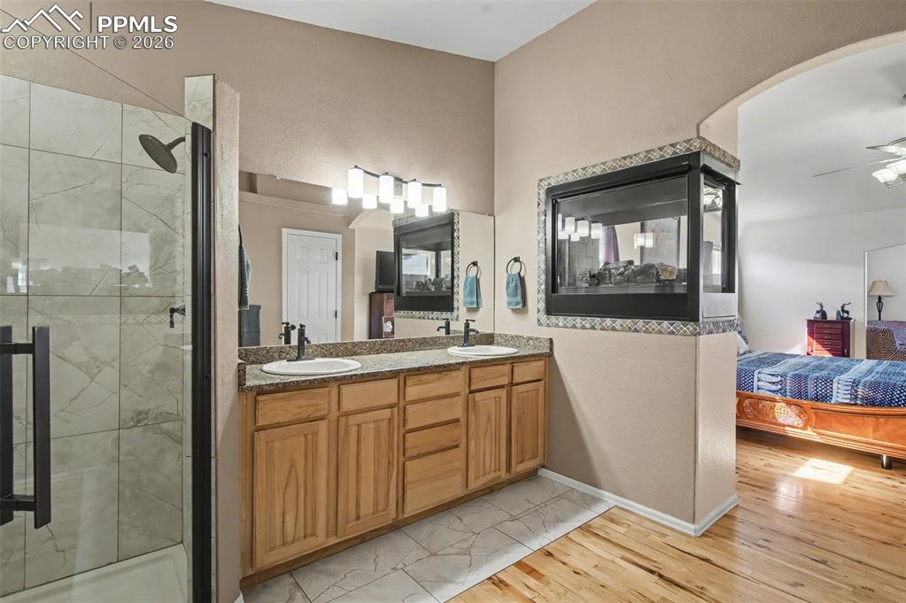 Image 32 of 48: Bathroom