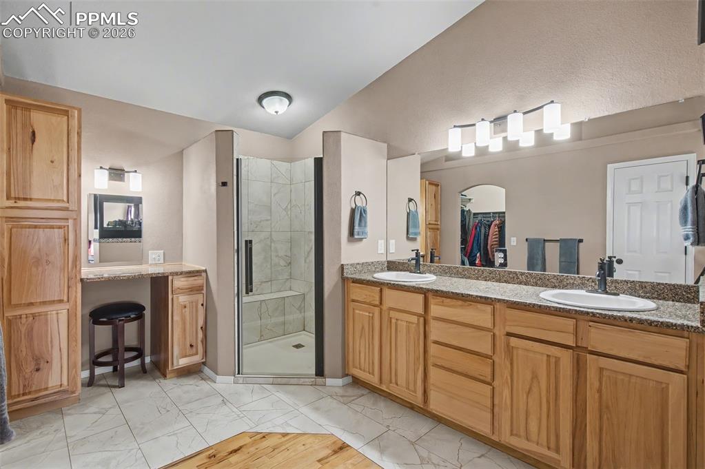 Image 33 of 48: Bathroom