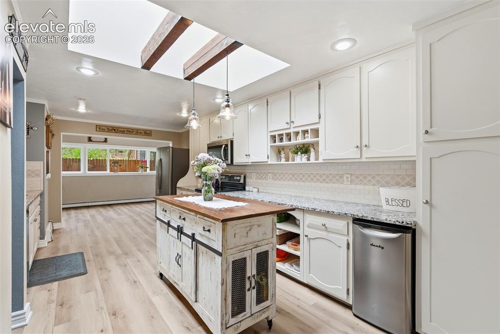 Image 12 of 50: Kitchen