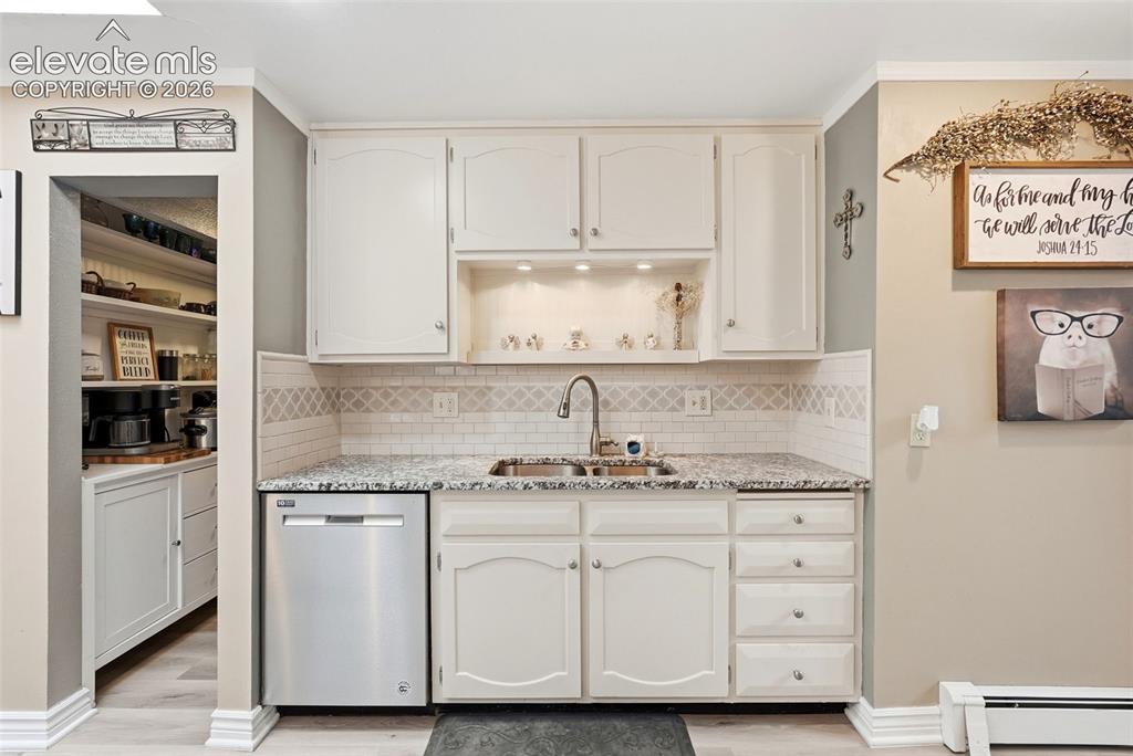 Image 14 of 50: Kitchen