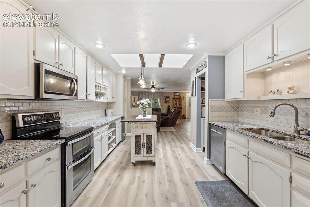 Image 15 of 50: Kitchen