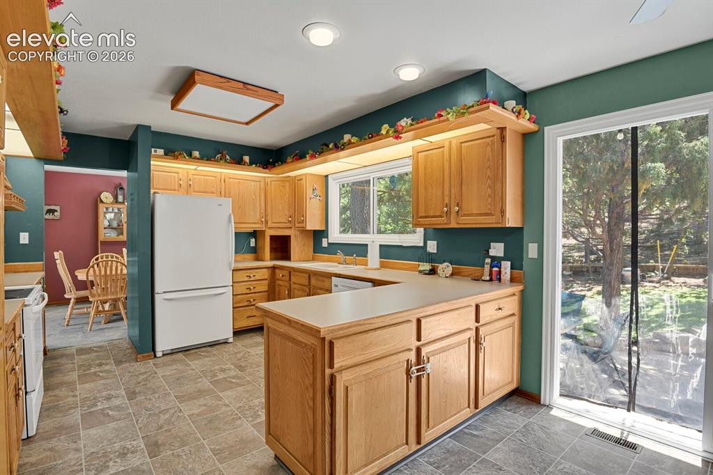 Image 14 of 38: Kitchen
