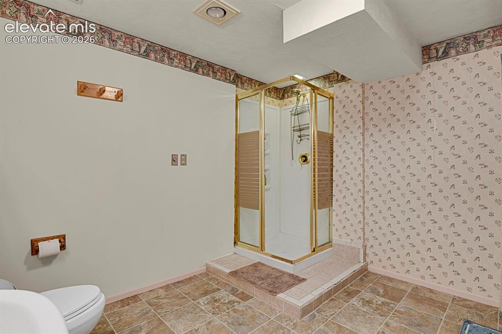 Image 34 of 38: Bathroom