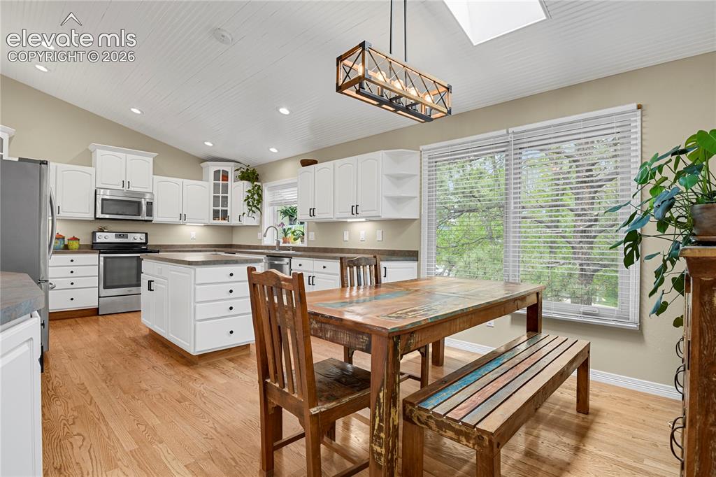 Image 11 of 50: Dining Area