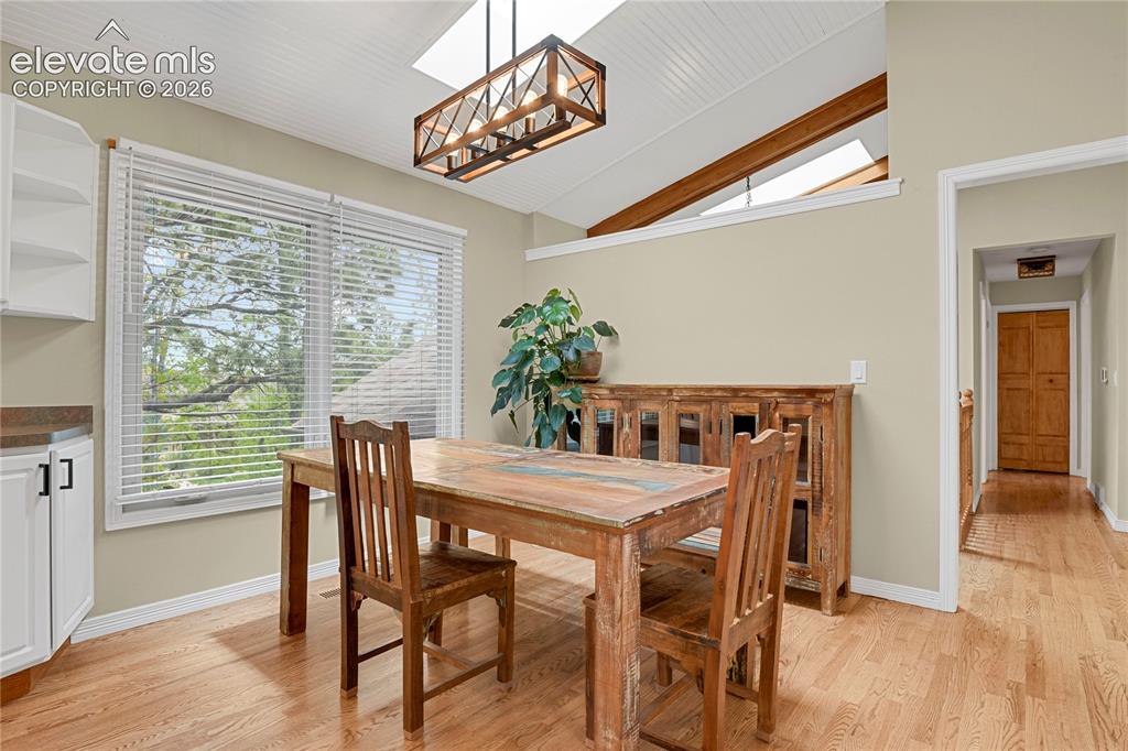 Image 12 of 50: Dining Area