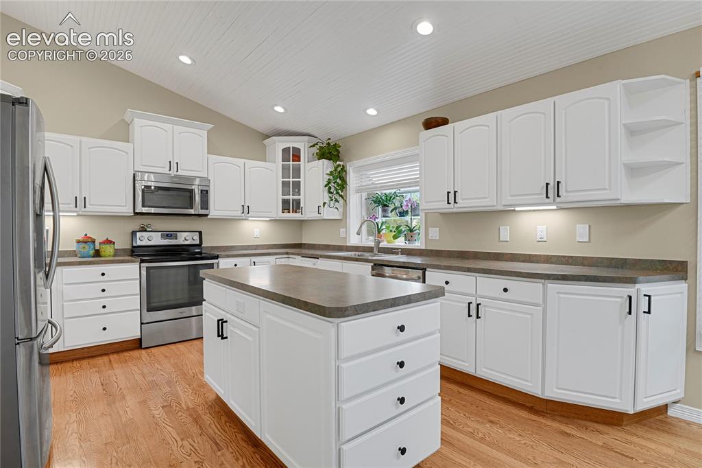 Image 14 of 50: Kitchen