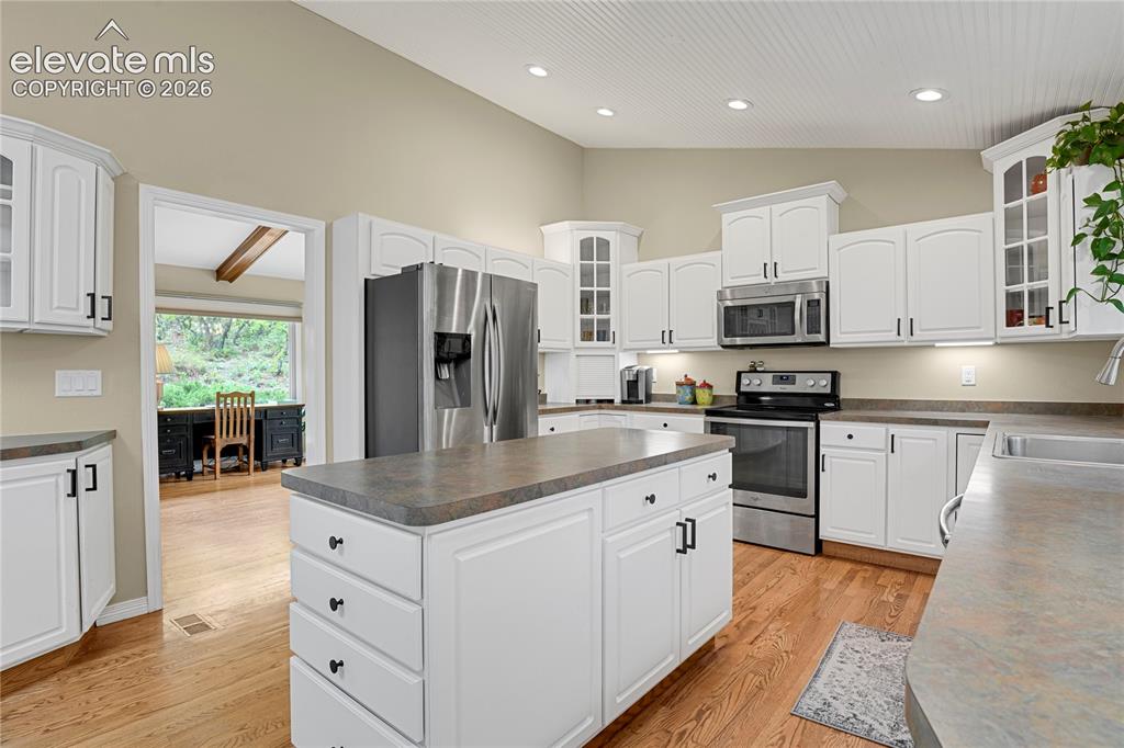 Image 15 of 50: Kitchen