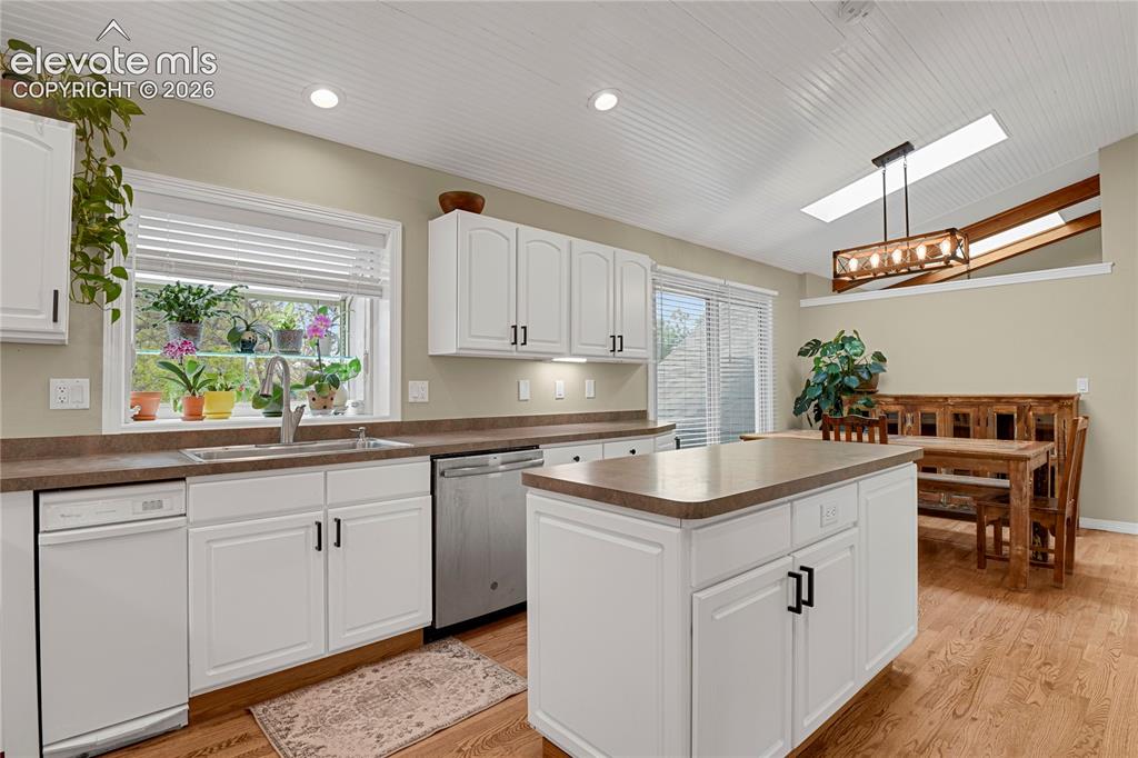Image 17 of 50: Kitchen