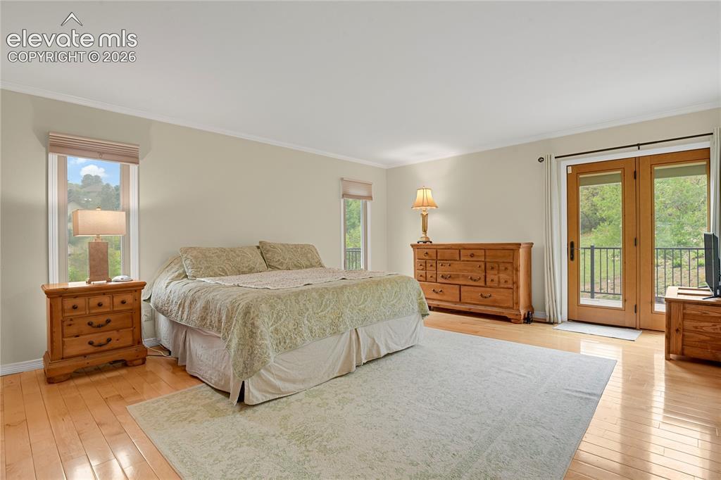 Image 18 of 50: Bedroom