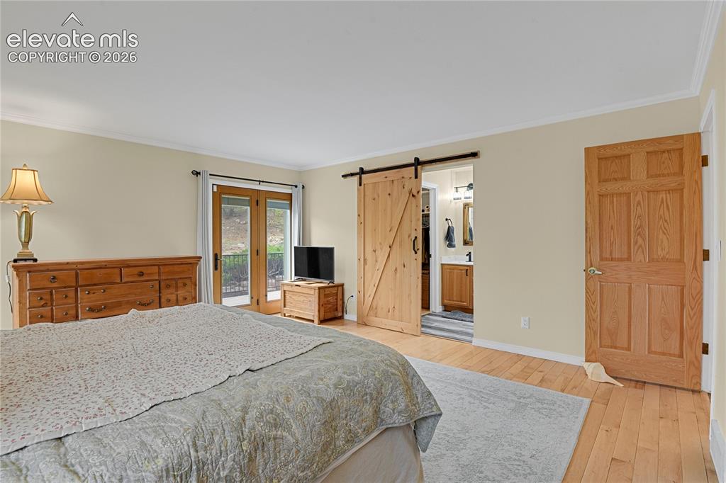 Image 19 of 50: Bedroom