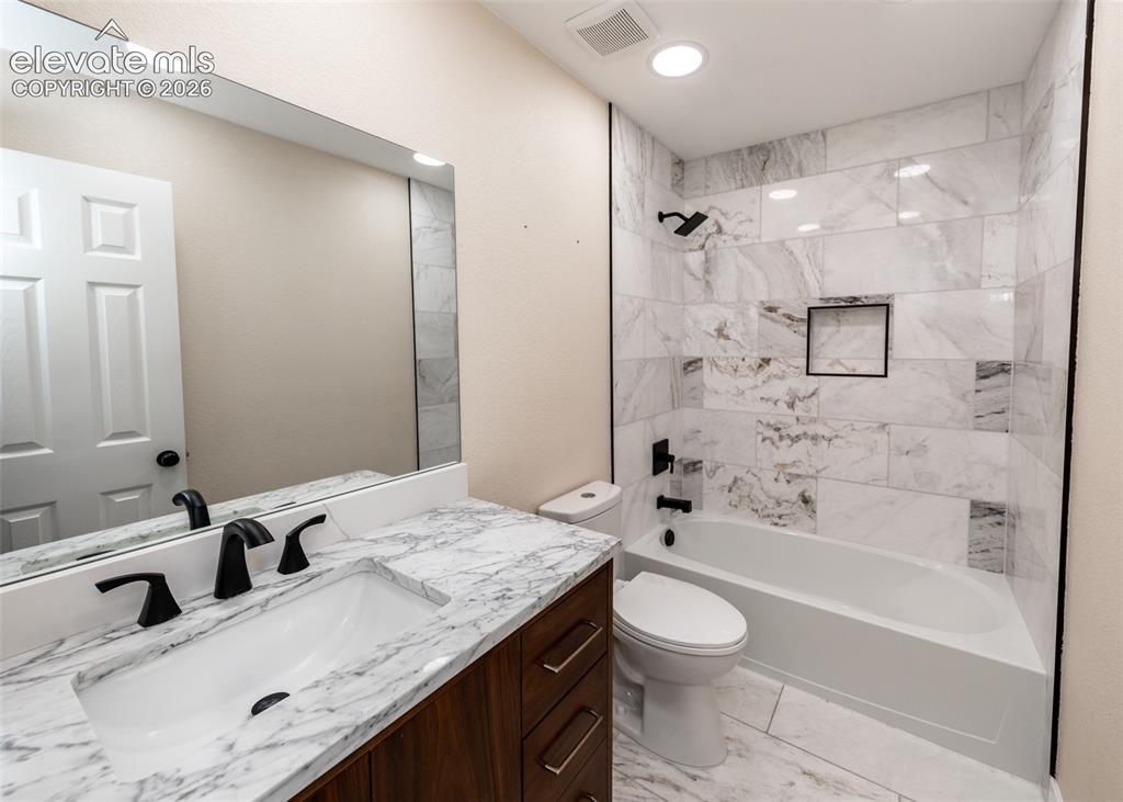 Image 33 of 49: Bathroom