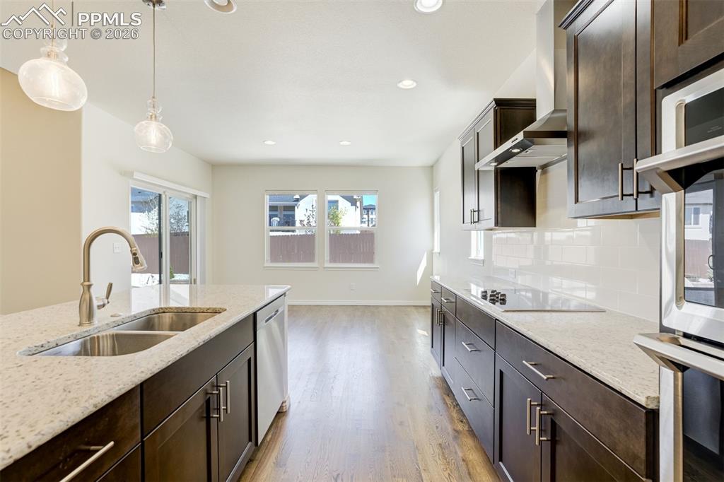 Image 15 of 50: Kitchen