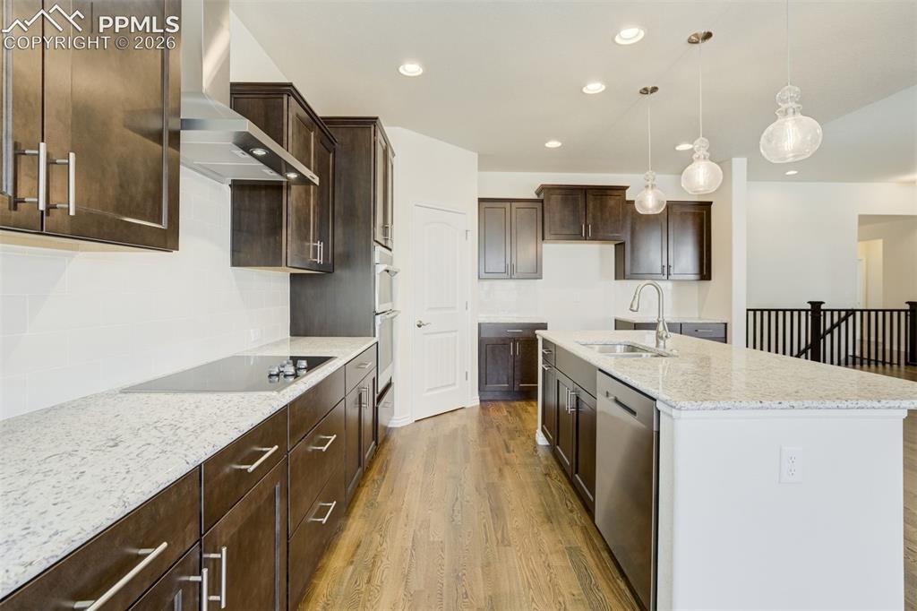 Image 16 of 50: Kitchen