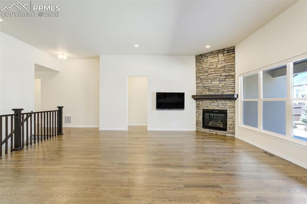 Image 8 of 50: Living Room