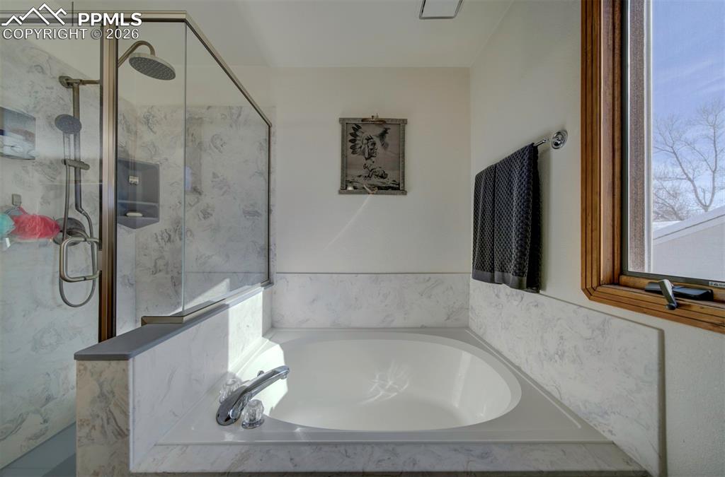 Image 24 of 38: Adjoining bathroom soaking tub