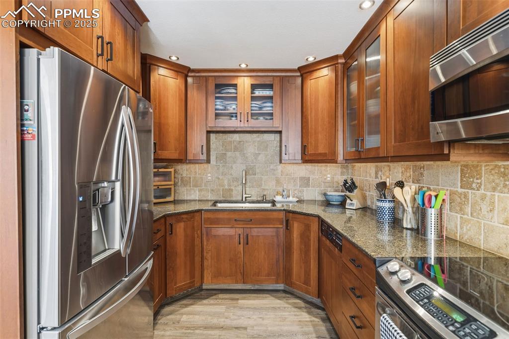 Image 16 of 46: Kitchen