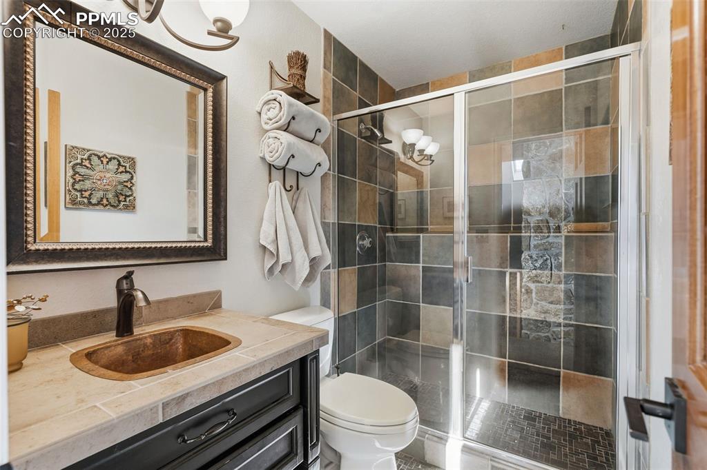 Image 26 of 46: Upstairs bathroom