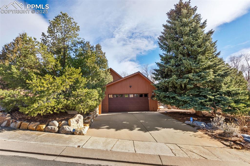 Image 31 of 46: Garage