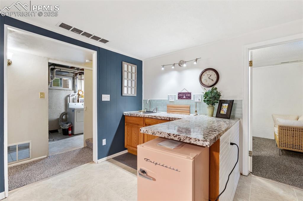 Image 33 of 45: Kitchen