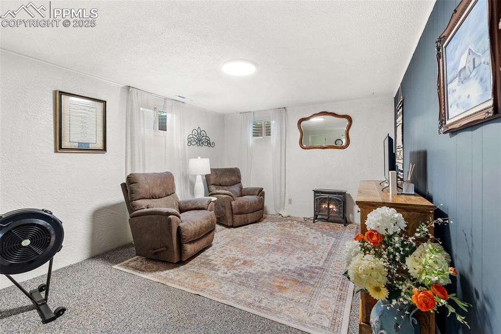 Image 35 of 45: Living Room