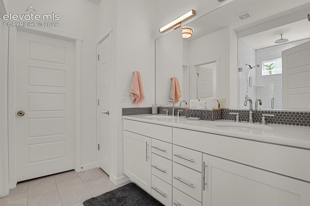 Image 23 of 44: Double sinks and lots of cabinet space.