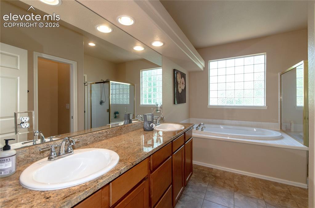 Image 21 of 42: Bathroom