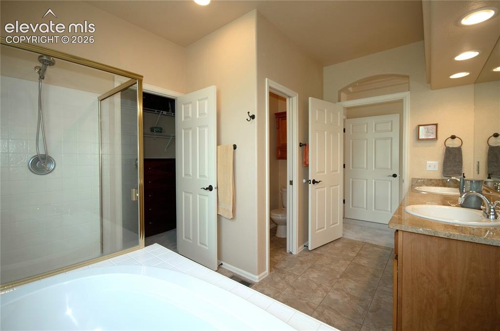 Image 22 of 42: Bathroom
