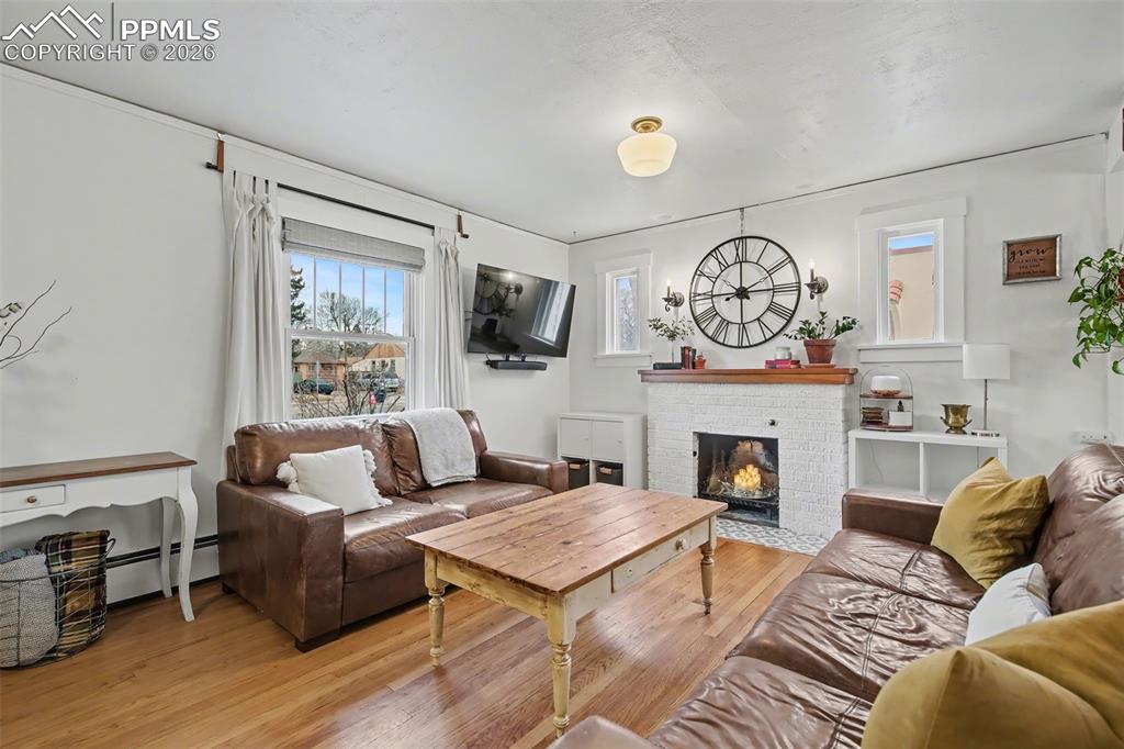 Image 2 of 37: Spacious Living room