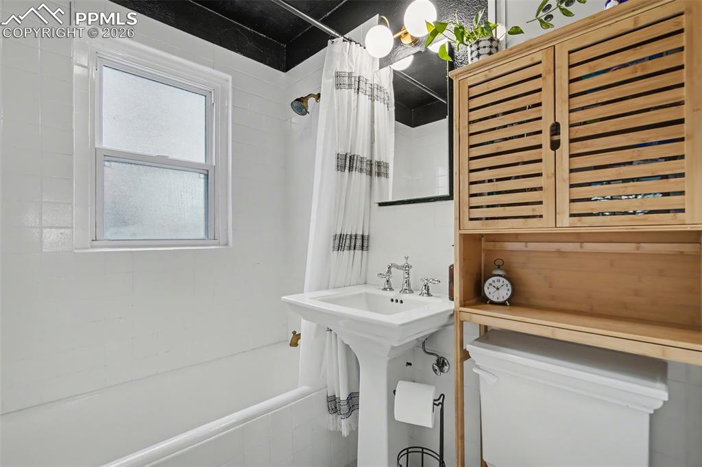 Image 21 of 37: Bathroom