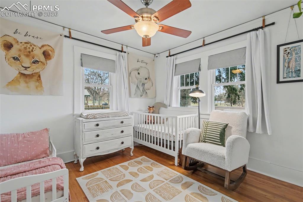 Image 22 of 37: Bedroom