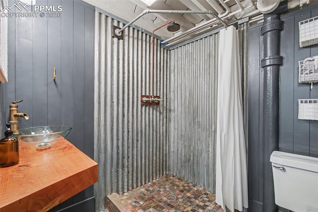 Image 26 of 37: Farmhouse style bathroom