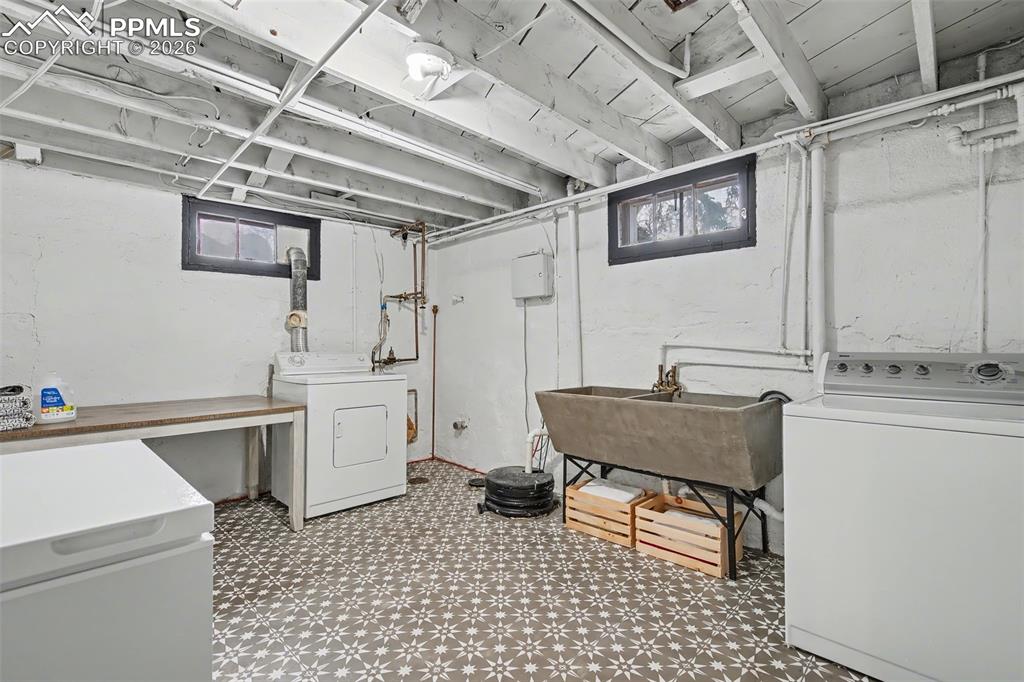 Image 27 of 37: Huge Laundry 