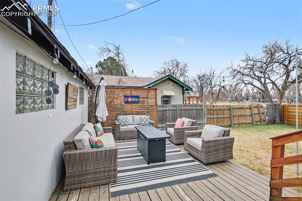 Image 5 of 37: Lots of entertaining space