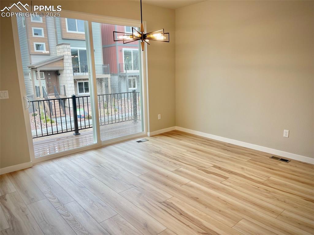 Image 11 of 33: Dining Area