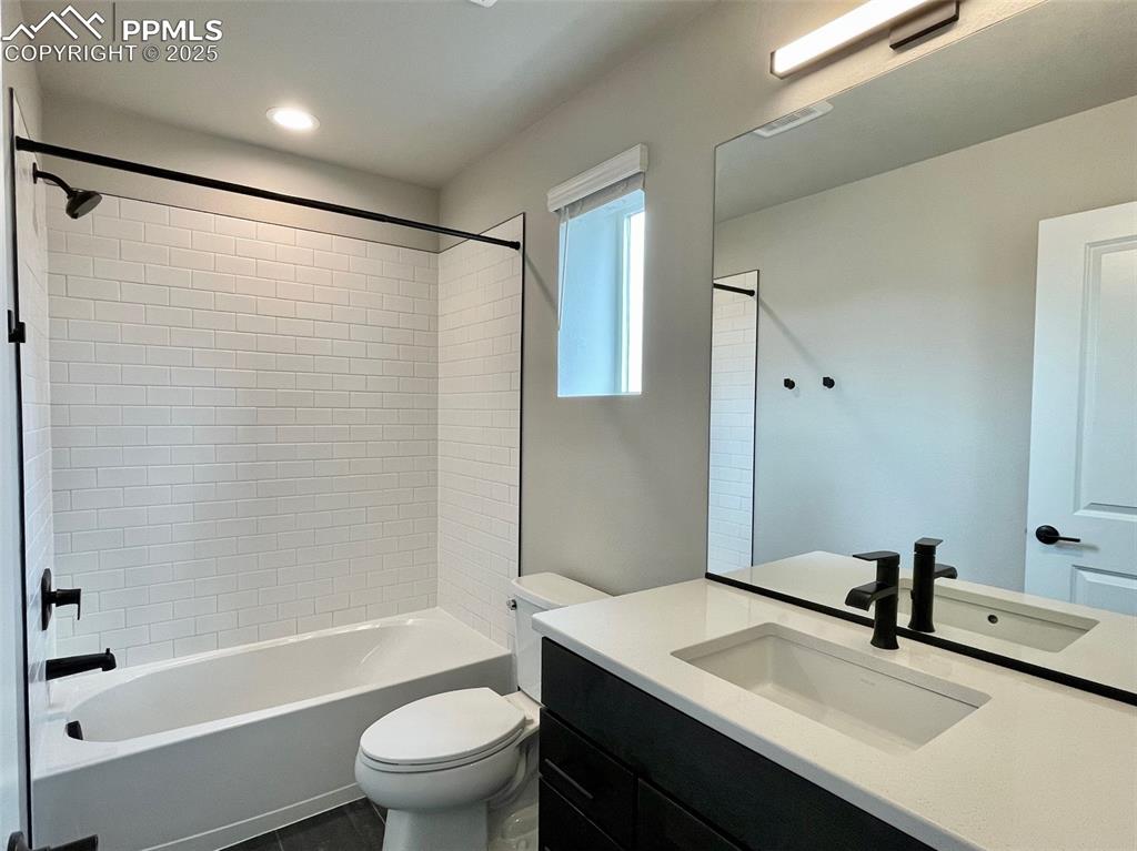 Image 16 of 33: Bathroom