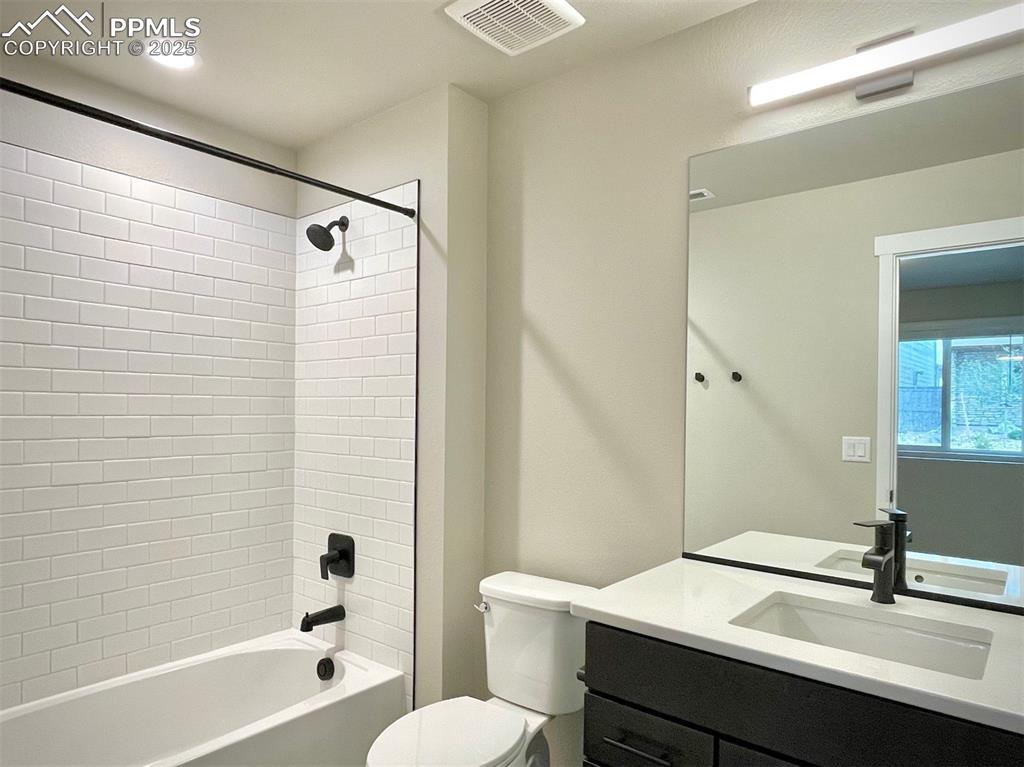 Image 21 of 33: Bathroom