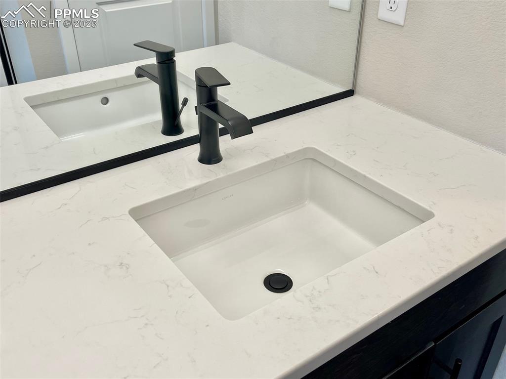 Image 29 of 33: Bathroom