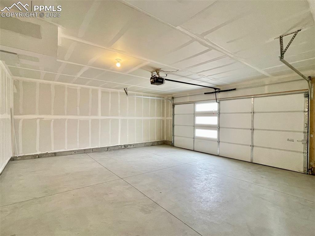 Image 33 of 33: Garage