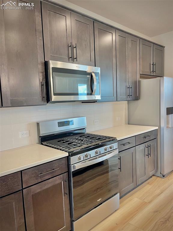 Image 4 of 33: Kitchen