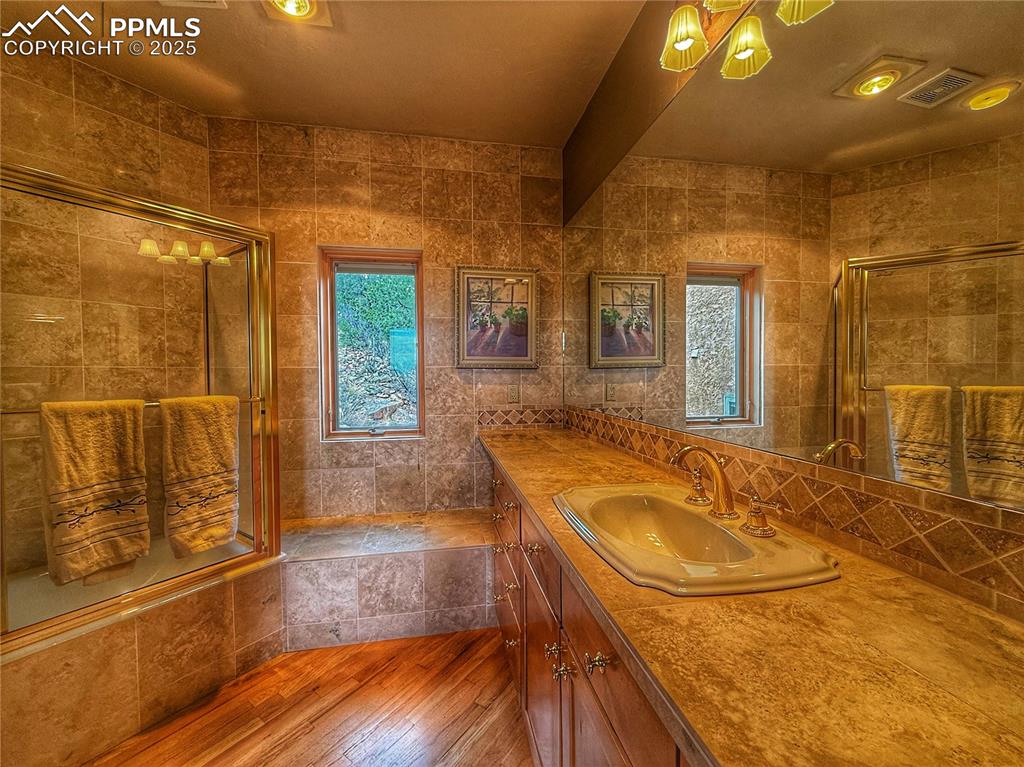 Image 10 of 20: Additional full bath next to second bedroom on upper level.