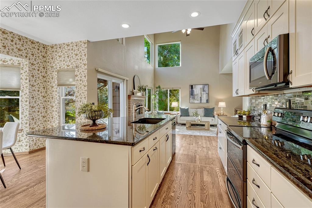 Image 24 of 48: Open floor plan makes entertaining a breeze!