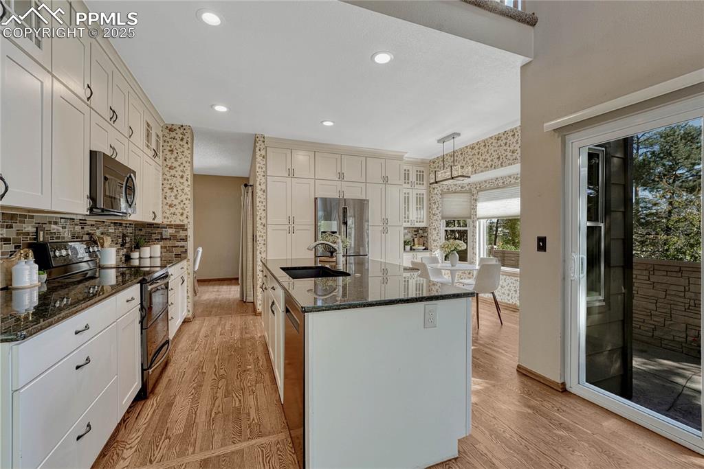 Image 25 of 48: Kitchen also provides a walk-out to the back patio and backyard