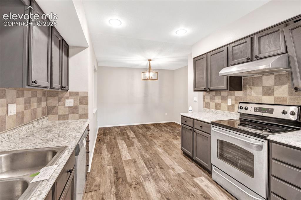 Image 15 of 31: Kitchen