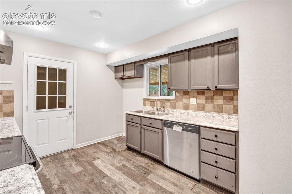 Image 18 of 31: Kitchen