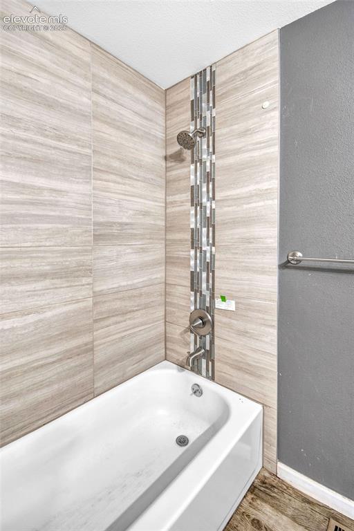 Image 26 of 31: Bathroom