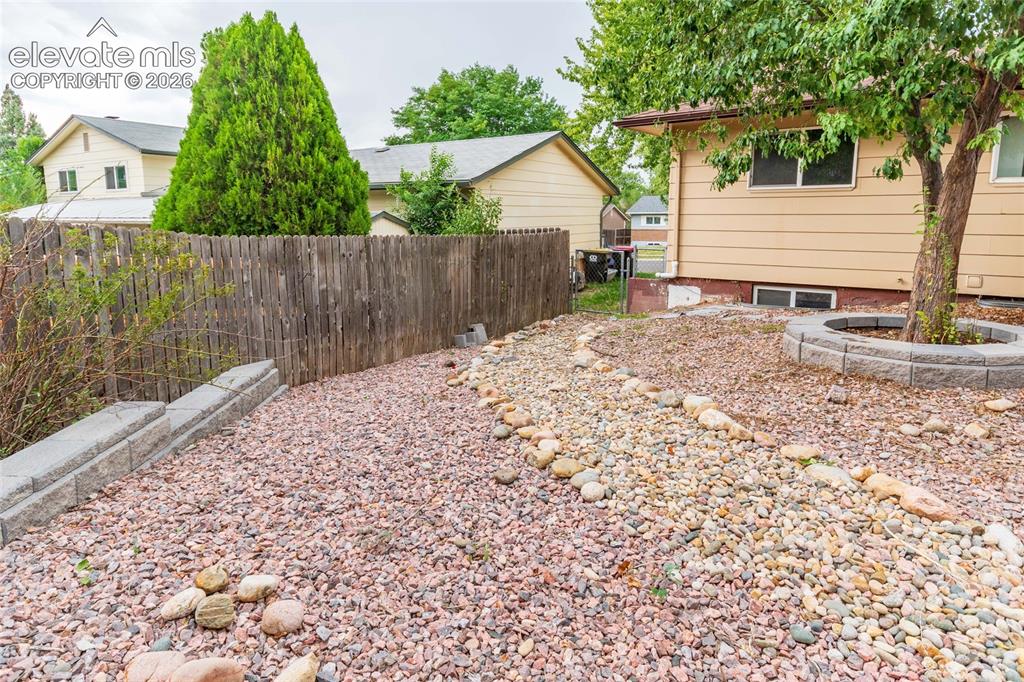 Image 6 of 31: Yard