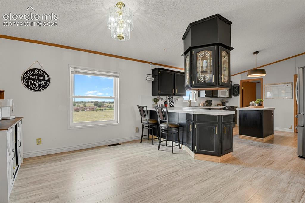 Image 10 of 40: Kitchen