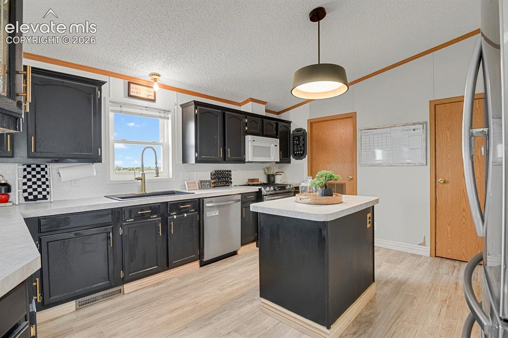 Image 11 of 40: Kitchen