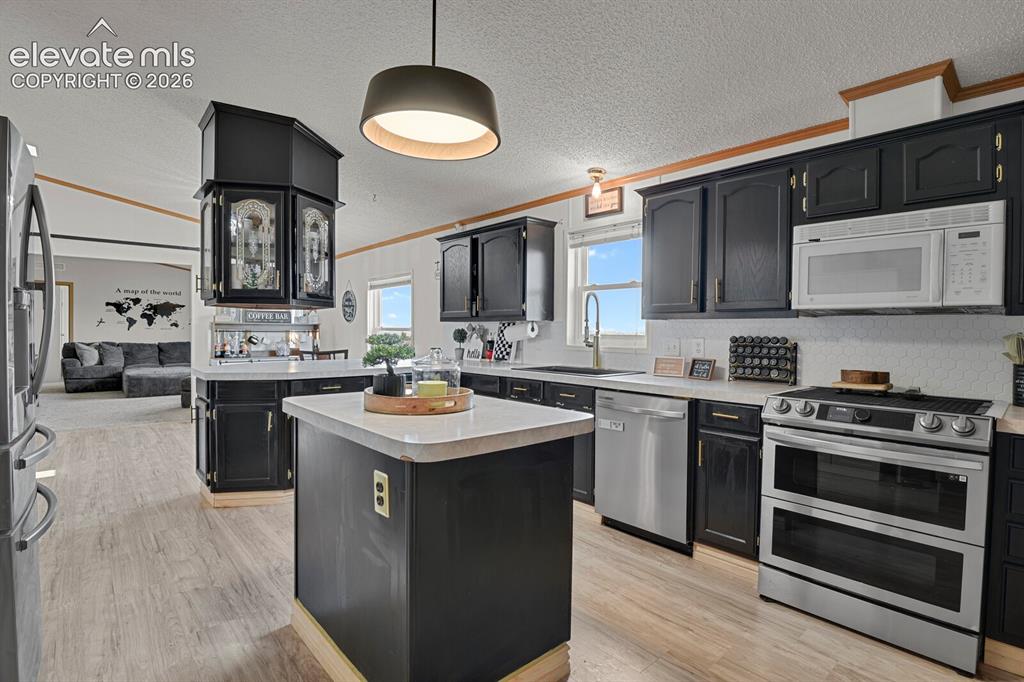 Image 12 of 40: Kitchen